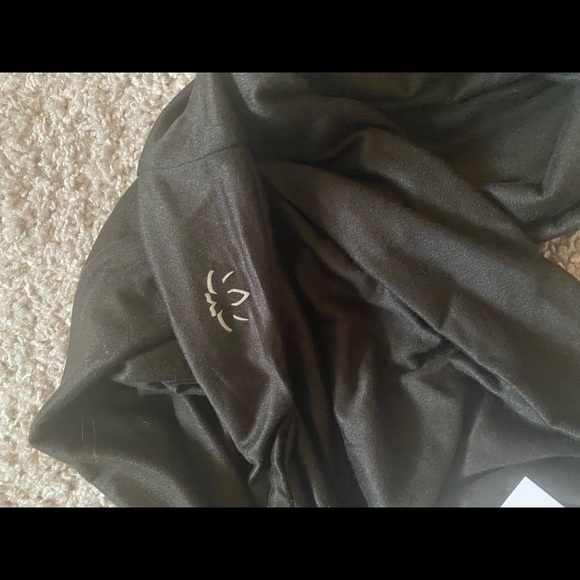 Beyond Yoga Infinity Scarf with pocket - Picture 5 of 6